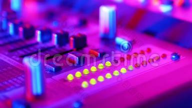 在夜总会聚会上，在声音混合控制台或Dj控制台上引导音量指示电平信号。